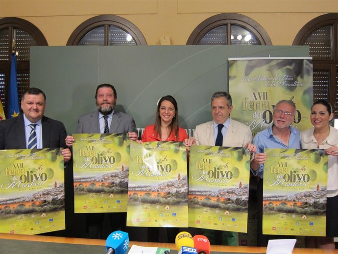 Zurera, Sánchez Villaverde, Ambrosio, Fuentes, Ruiz y Soriano con el cartel