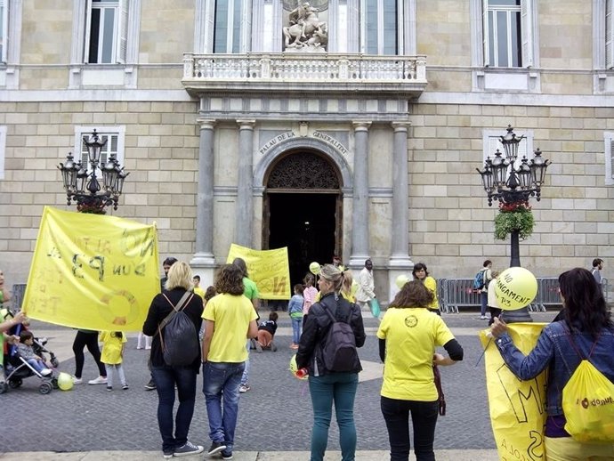 Escuelas de Badalona se concentran en Barcelona contra el cierre de líneas