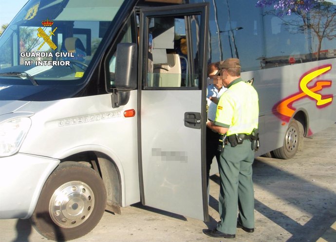 La Guardia Civil Denuncia Al Conductor De Un Autobús Que Triplicaba La