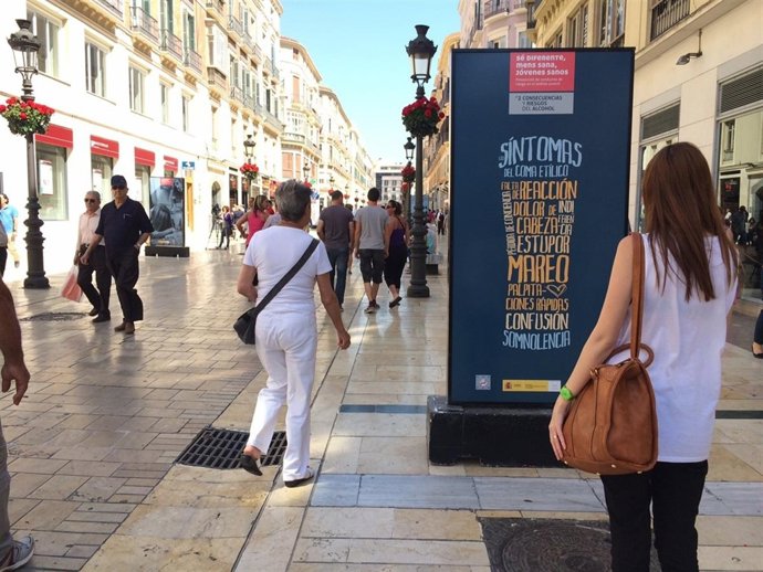 Paneles exposición sobre consumo alcohol jóvenes Málaga