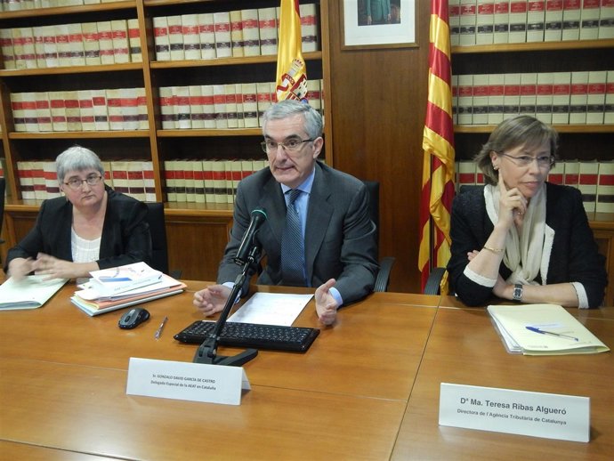 El delegado de la AEAT, de Castro, y la dtra de la ATC Maria Teresa Ribas (dcha)