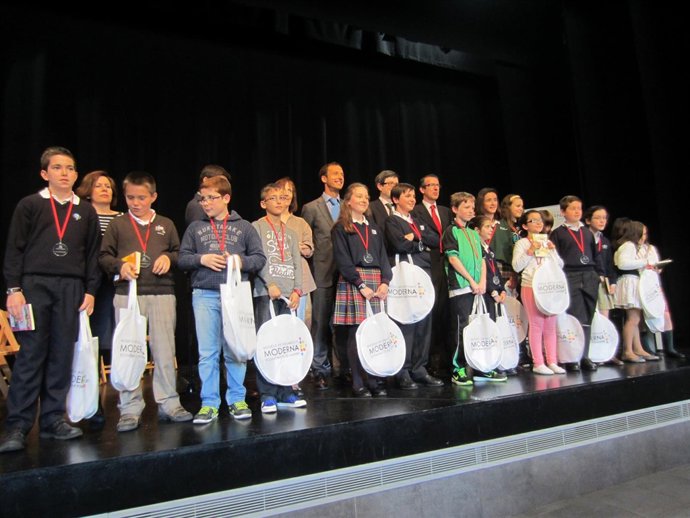  Iribas Con Alumnos Participantes En El Concurso.