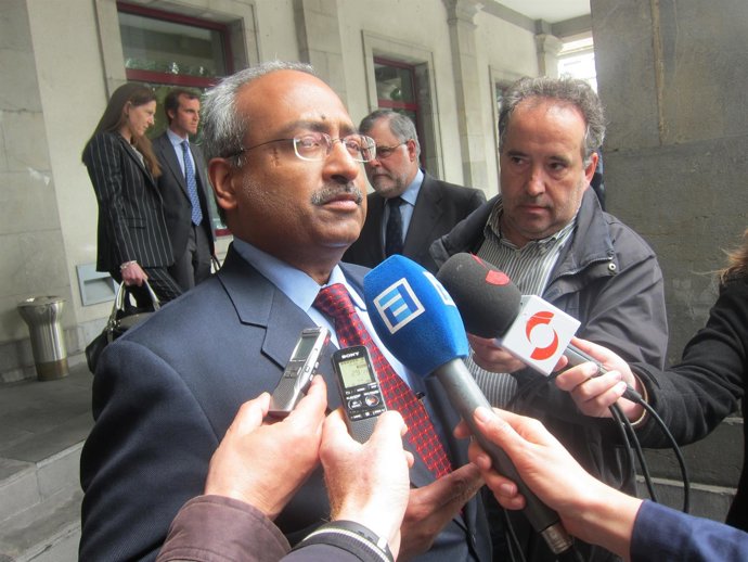 Hari Nair, a su salida de la reunión con el consejero. 