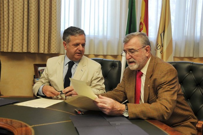 Fuentes y Roldán durante la firma del convenio
