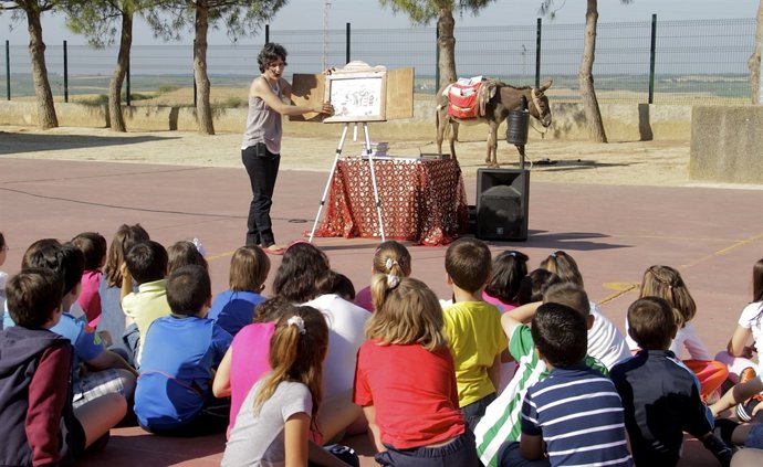 Escolares disfrutan de la visita de Platero y un cuentacuentos. 