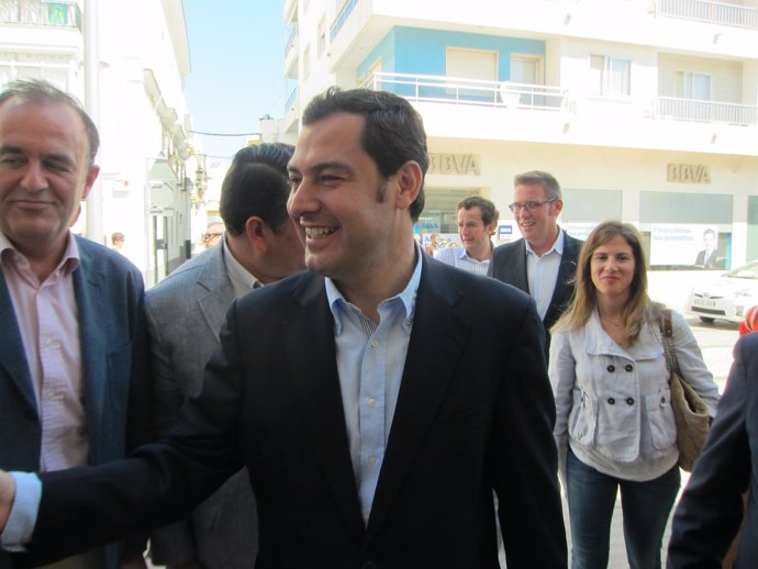 Juan Manuel Moreno en una visita electoral 