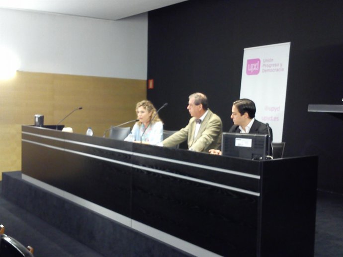 Sosa Wagner, en el centro, en la rueda de prensa de este lunes en Alicante