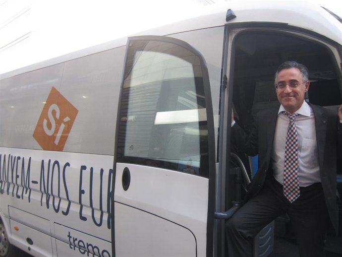R.Tremosa en el autobús de campaña de CiU para las elecciones europeas