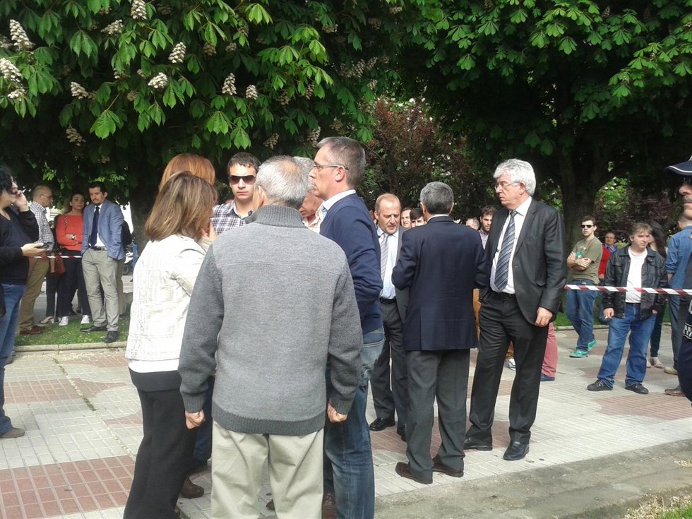 Autoridades se congregan en los alrededores del lugar del asesinato