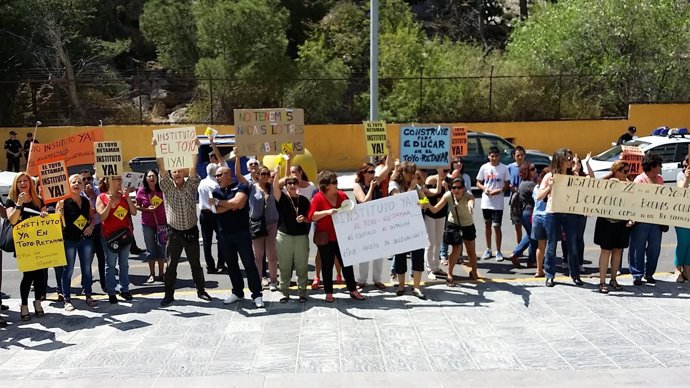 Protesta para pedir un instituto en El Toyo-Retamar