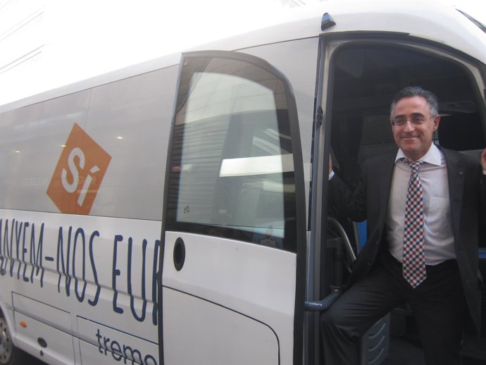 R.Tremosa en el autobús de campaña de CiU para las elecciones europeas