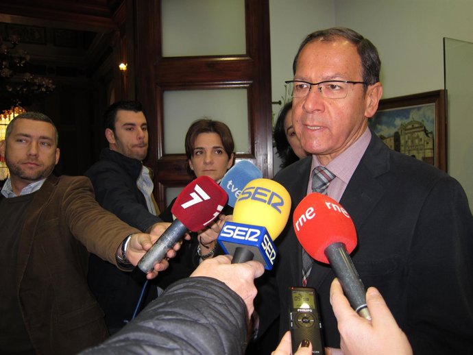 El alcalde de Murcia, Miguel Ángel Cámara, atiende a los medios de comunicación