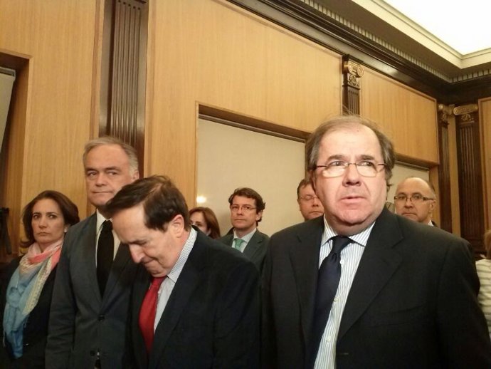 Juan Vicente Herrera (drcha), Juan José Lucas y González Pons en el pleno