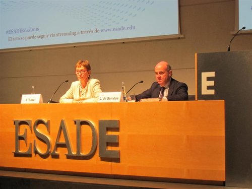 E.Bieto (Esade) y el ministro L.De Guindos