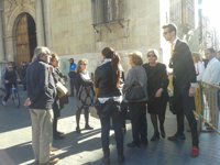 Familiares y amigos acceden a la capilla ardiente