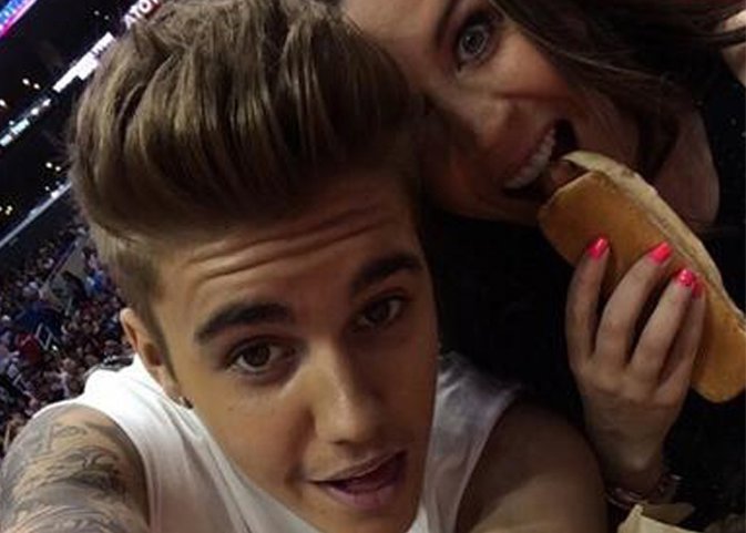 Justin bieber deja el papel de chico duro y muestra su cara más tierna madre