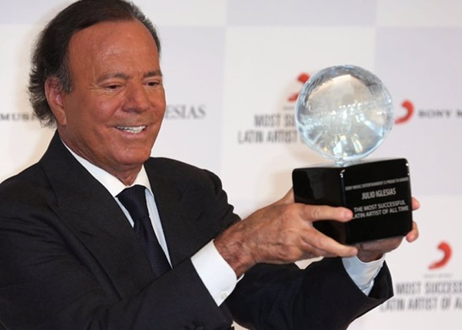 Julio Iglesias recibe el premio al artista latino más exitoso de todo el mundo