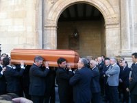El fèretre d'Isabel Carrasco arriba al Palacio de los Guzmanes