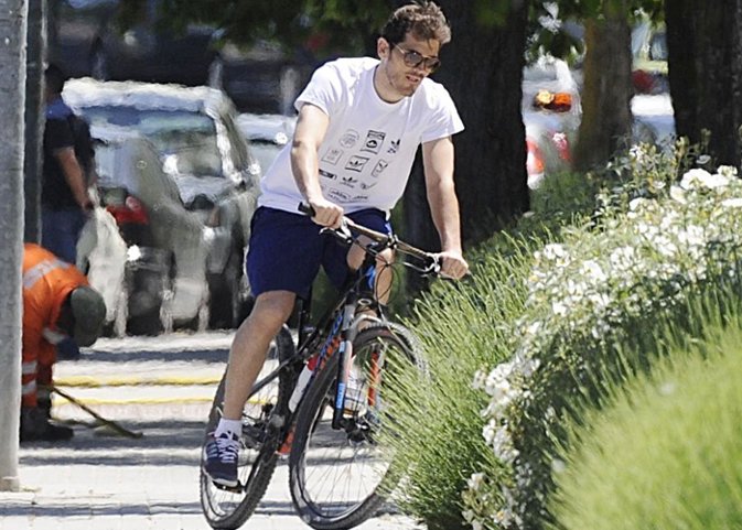 IKER CASILLAS MONTANDO EN BICICLETA CERCA DE