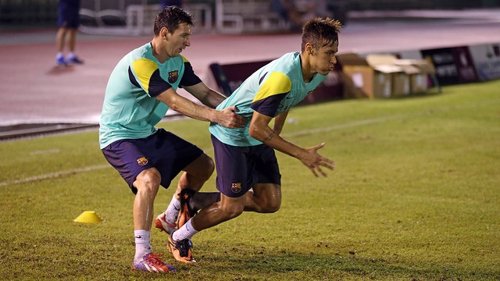 Neymar y Messi en un entrenamiento en Bangkok