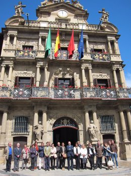 Políticos guardan un minuto de silencio en Pamplona en memoria de Carrasco