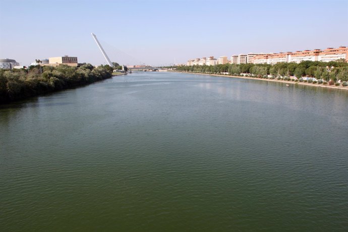 Río Guadalquivir a su paso por Sevilla