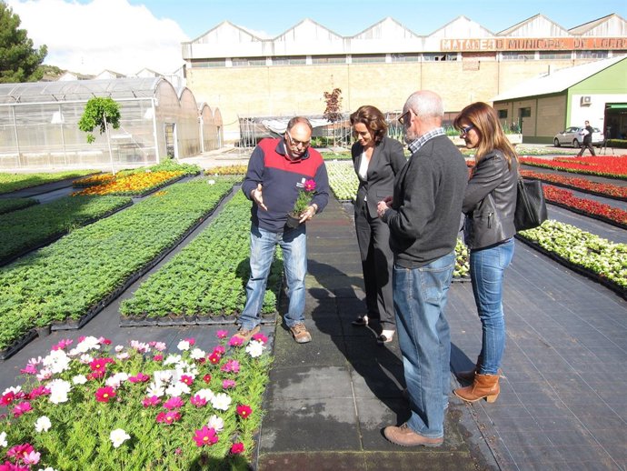 Gamarra atiende a las explicaciones del encargado del Vivero Municipal