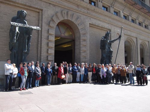 Minuto de silencio ante el Ayuntamiento de Zaragoza