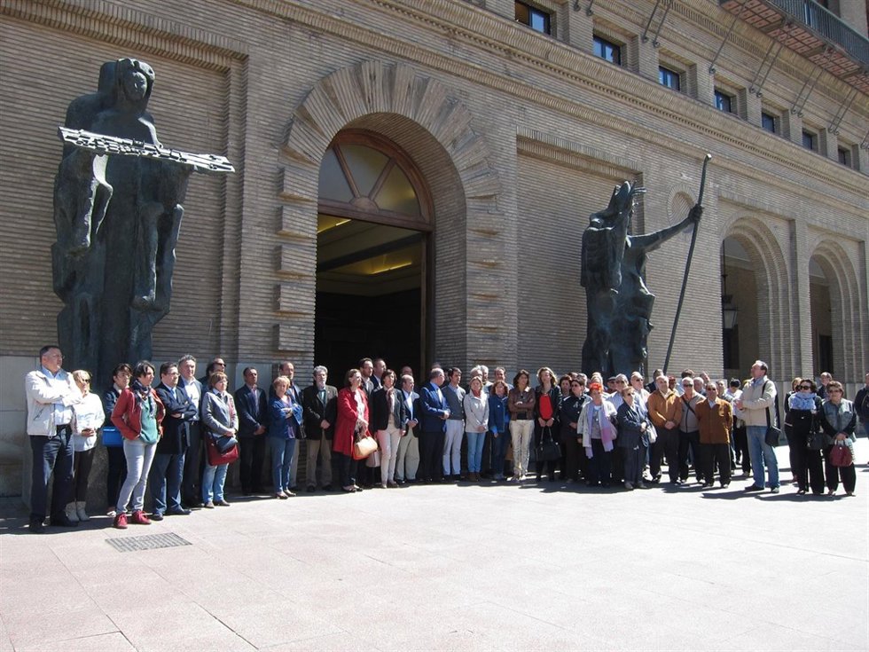 Minuto de silencio ante el Ayuntamiento de Zaragoza