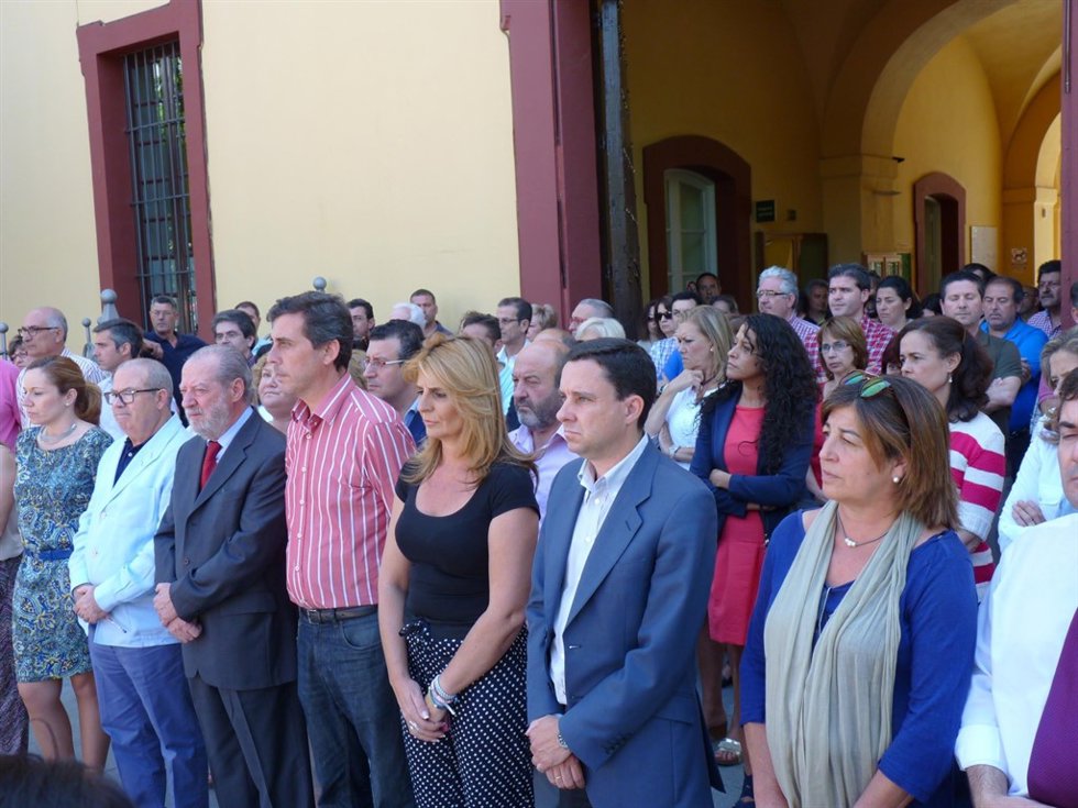 Minuto de silencio a las puertas de Diputación de Sevilla