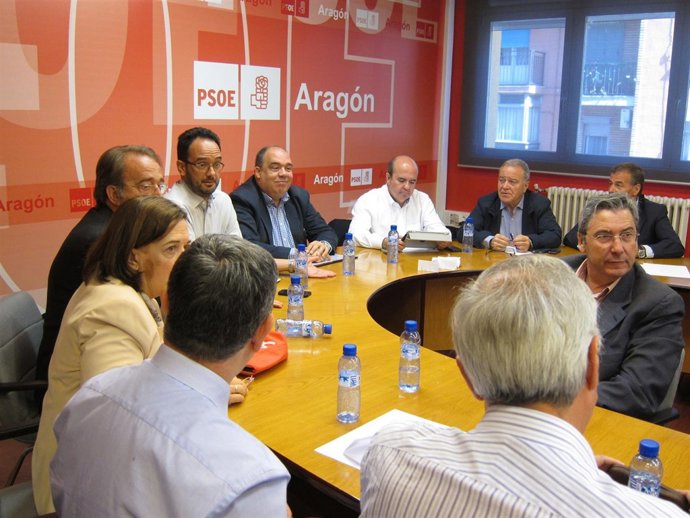Hernando junto a otros cargos del PSOE-Aragón este martes en Zaragoza