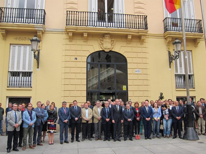 Minuto de silencio ante la Diputación de Valencia