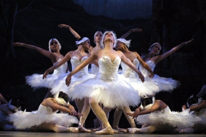 El Russian National Ballet representa 'El Lago de los Cisnes'. 