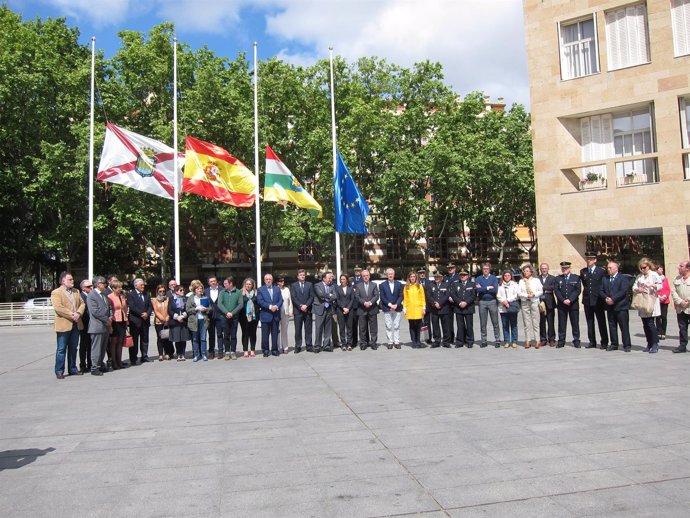 Los concentrados, ante las banderas a media asta, en la Plaza del Ayuntamiento