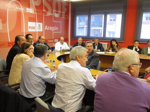 Hernando, Zarrías y Ayala en la reunión con cargos socialistas en el PSOE