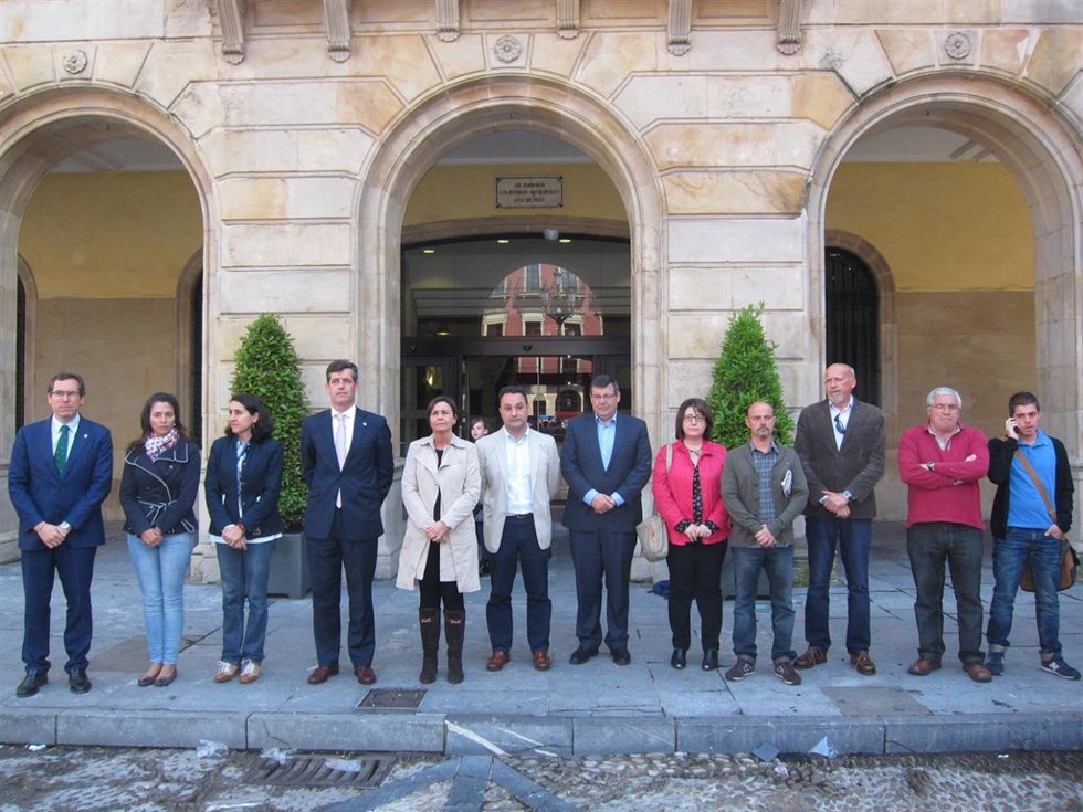 Minuto de silencio en el Ayuntamiento de Gijón