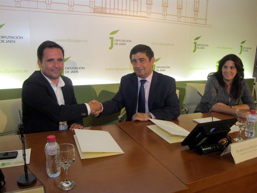 Firman del convenio sobre el Castillo de Burgalimar de Baños de la Encina.
