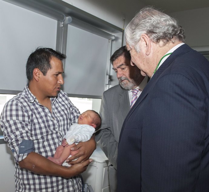 El consejero durante su visita al hospital Infanta Cristina