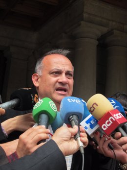 Joan Calabuig atendiendo a los periodistas tras la imputación de Grau