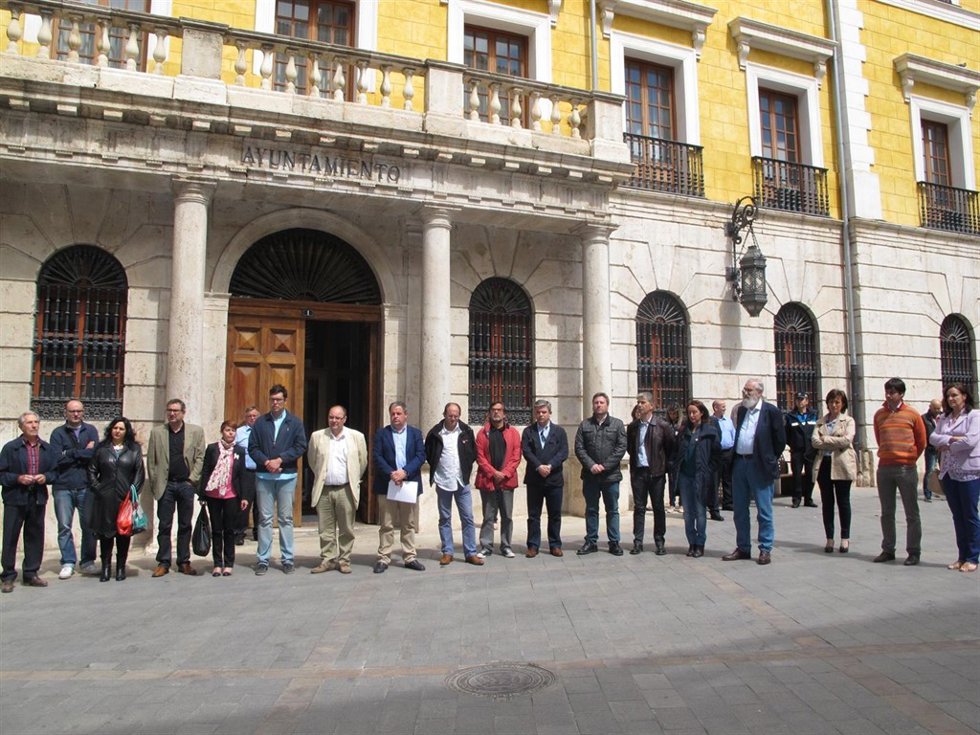 Munito de Silencio ante las puertas del Ayuntamiento de Teruel