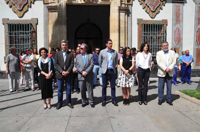 Concentración silenciosa a las puertas de la Diputación