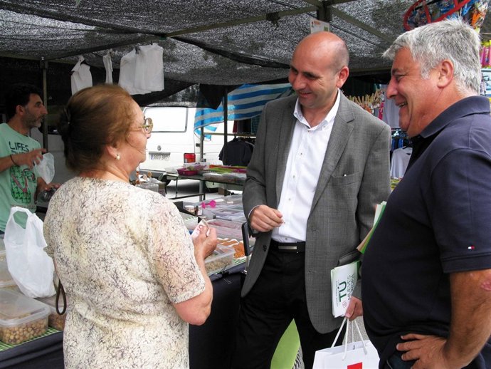 Francisco Conejo PSOE-A en un reparto informativo mercadillo de Churriana