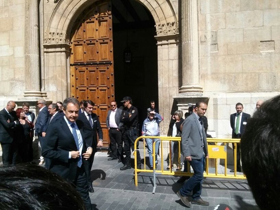 Zapatero a la salida de la capilla ardiente 