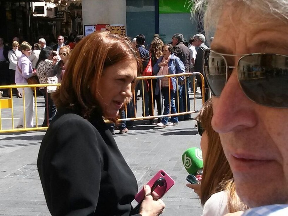 Soraya a la salida de la capilla ardiente