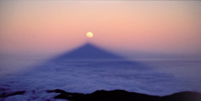 Alineación de la sombra del Teide y la Luna