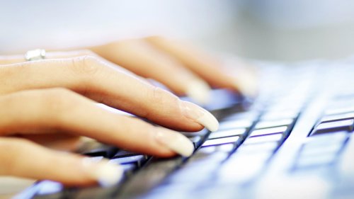 Mujer usando el teclado del ordenador