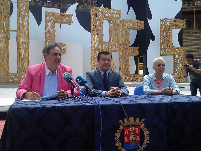 Andrés Llorens, en el centro, durante la presentación de la Gala de Fogueres