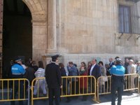 Cerca de 5.000 leoneses pasan por la capilla ardiente para dar su último adiós a Isabel Carrasco