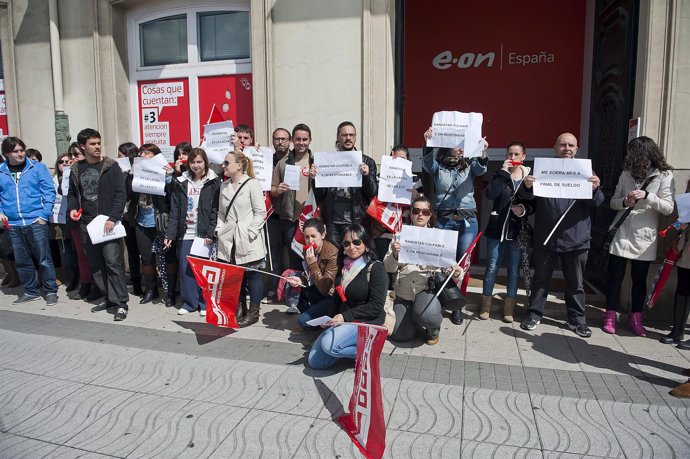 Protesta de trabajadores de Randstad en la sede de Eon