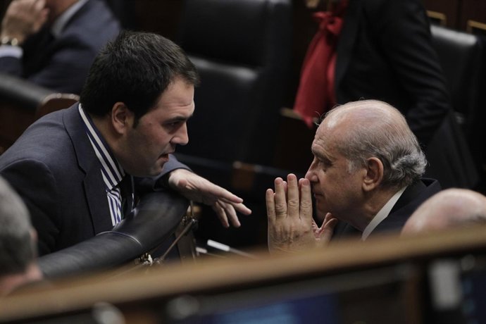 Jon Iñarritu, de Amaiur, hablando con Jorge Fernández Díaz